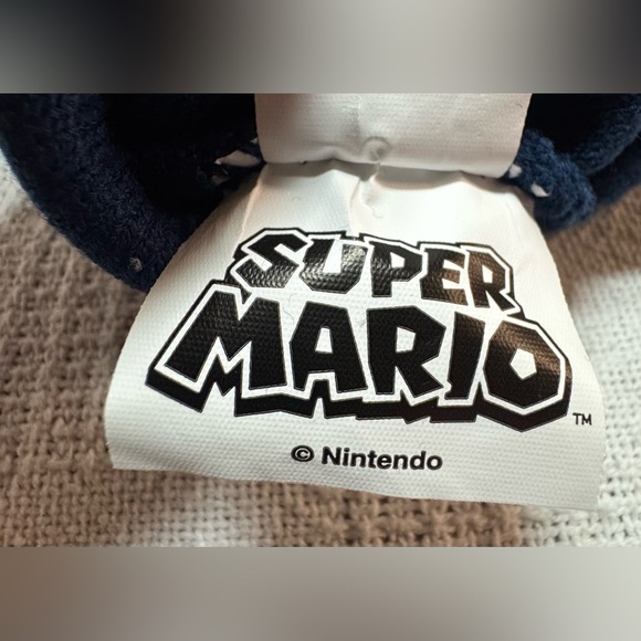 Super Mario Knit Beanie with Pom - Picture 4 of 5